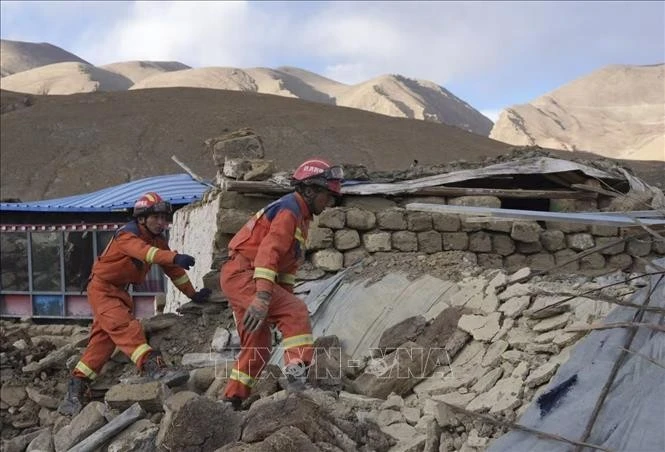 Lực lượng cứu hộ tại hiện trường động đất ở huyện Dingri thuộc Khu tự trị Tây Tạng, Trung Quốc ngày 7/1/2025. Ảnh: THX/TTXVN