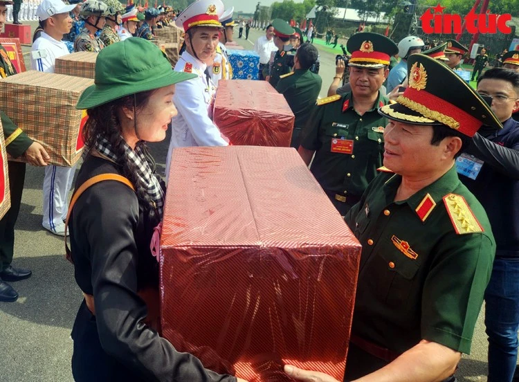 Đại tướng Nguyễn Tân Cương, Tổng Tham mưu trưởng Quân đội nhân dân Việt Nam, Thứ trưởng Bộ Quốc phòng thăm hỏi, tặng quà cho các khối tham gia diễu binh, diễu hành.