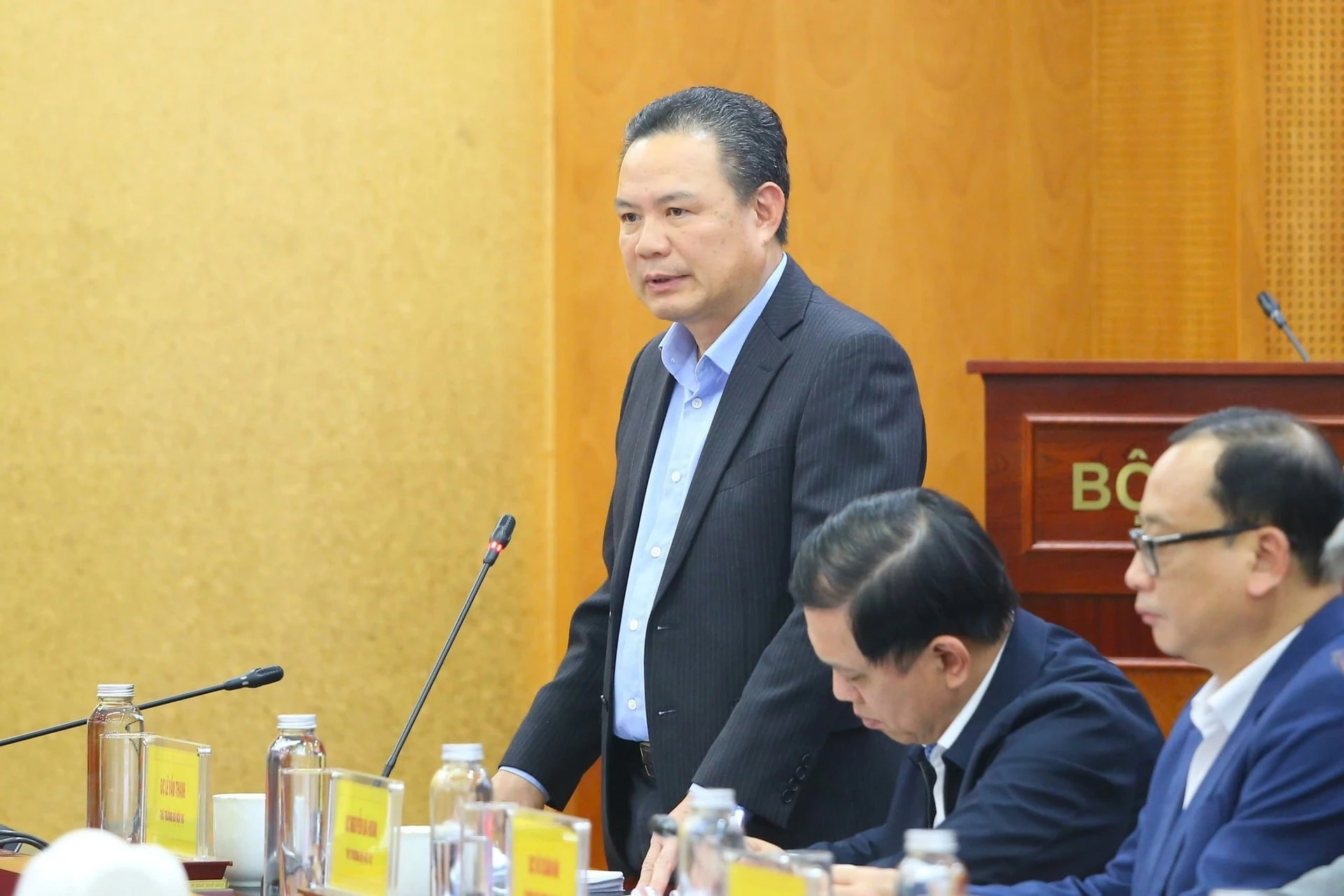 Thứ trưởng Bộ Nội vụ Lê Văn Thanh tham gia góp ý tại Hội nghị.