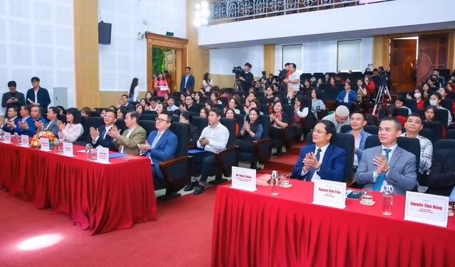 Cuộc thi viết 'Cha và con gái' lần thứ 3 được phát động góp phần lan tỏa tình cảm gia đình ấm áp, thiêng liêng.