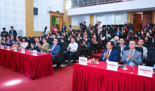 Cuộc thi viết 'Cha và con gái' lần thứ 3 được phát động góp phần lan tỏa tình cảm gia đình ấm áp, thiêng liêng.