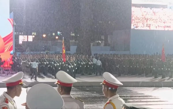 Mưa lớn nhưng các chiến sĩ giữ vững đội hình, đồng thời cất lên bài hát Như có Bác Hồ trong ngày vui đại thắng.