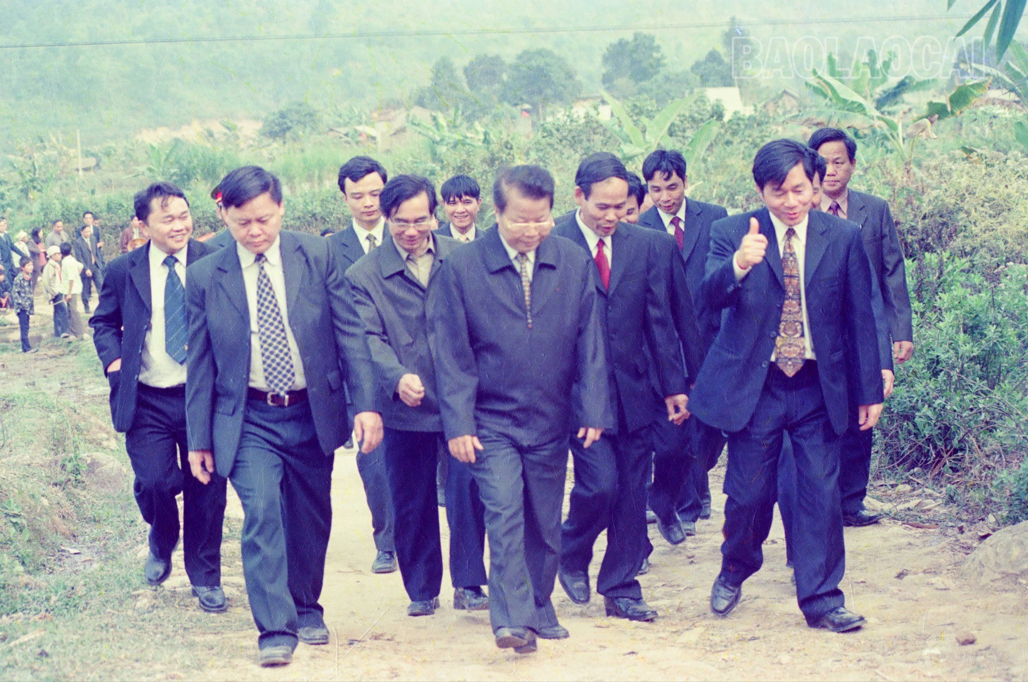 Lãnh đạo tỉnh Lào Cai và huyện Bát Xát tháp tùng Chủ tịch nước Trần Đức Lương tới thăm xã Quang Kim - điển hình toàn diện của huyện Bát Xát. anh-lanh-dao-tinh-thap-tung-chu-tich-nuoc-tham-quang-kim-2976.jpg