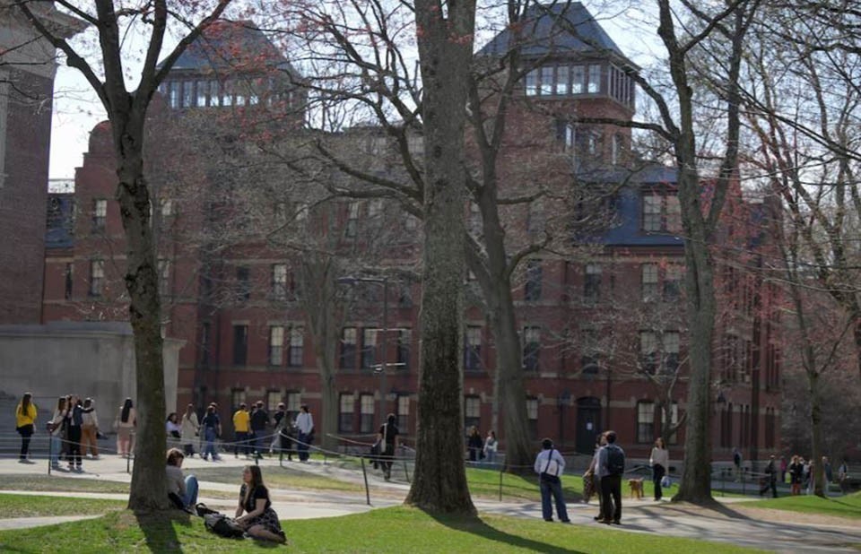 Sinh viên trong khuôn viên Đại học Harvard ở Cambridge, bang Massachusetts, Mỹ ngày 15/4/2025. Ảnh: REUTERS/TTXVN Sinh viên trong khuôn viên Đại học Harvard ở Cambridge, bang Massachusetts, Mỹ ngày 15/4/2025. Ảnh: REUTERS/TTXVN