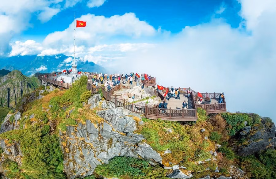 Du khách tham quan đỉnh Fansipan, nơi được mệnh danh là nóc nhà Đông Dương với độ cao 3.143m. Ảnh: Minh Tú