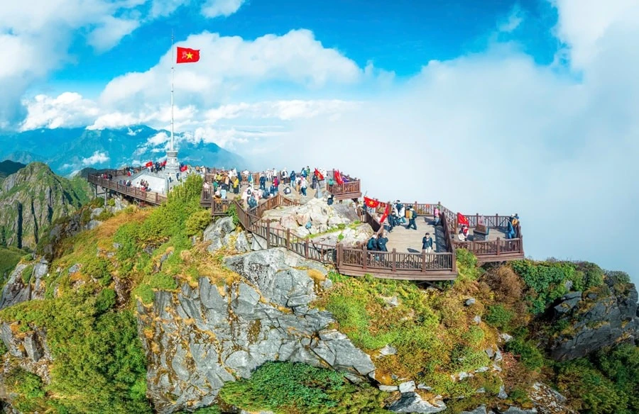 Du khách tham quan đỉnh Fansipan, nơi được mệnh danh là nóc nhà Đông Dương với độ cao 3.143m. Ảnh: Minh Tú