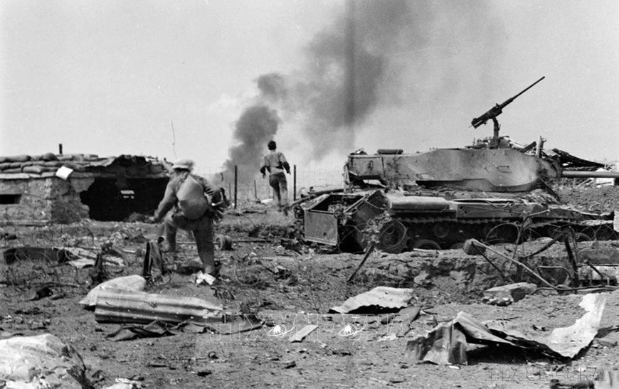 Quân giải phóng bắn cháy nhiều xe thiết giáp của địch tại chi khu Đức Lập, Đắk Lắk trong Chiến dịch Tây Nguyên. Ảnh: TTXVN