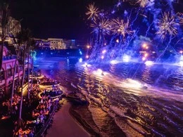 Du khách uống bia, xem biểu diễn nghệ thuật và ngắm pháo hoa tại Phú Quốc. Ảnh: Sun World