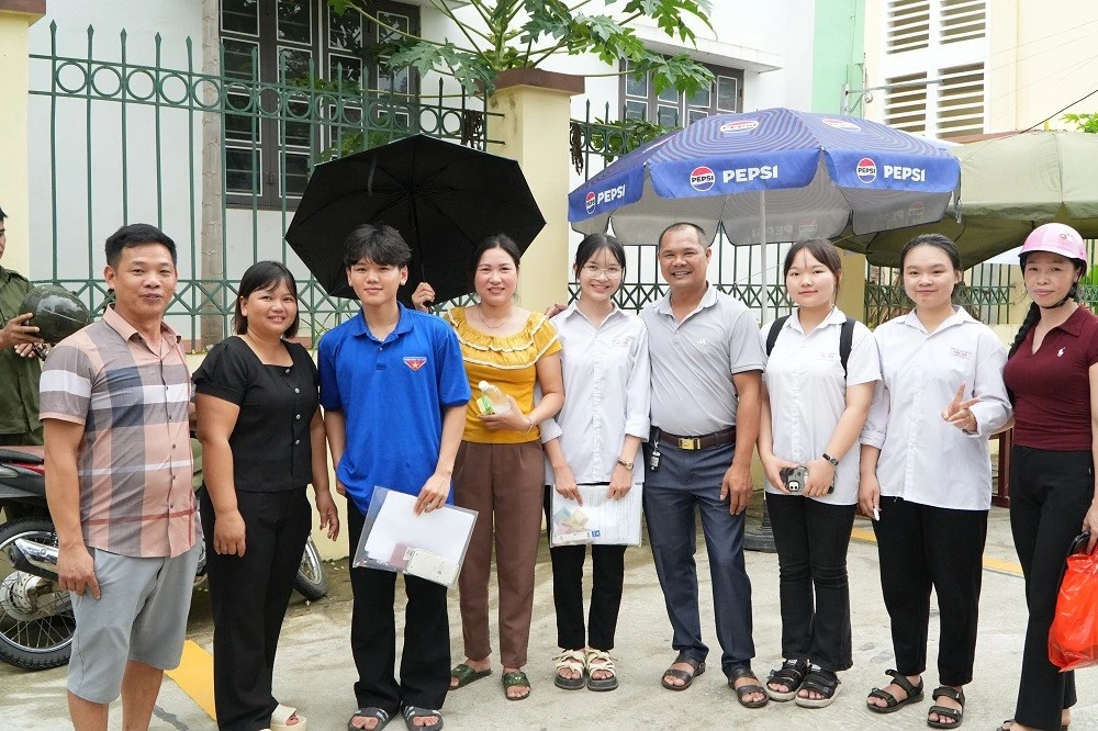 Các thí sinh và phụ huynh chụp ảnh sau khi hoàn thành môn thi đầu tiên.