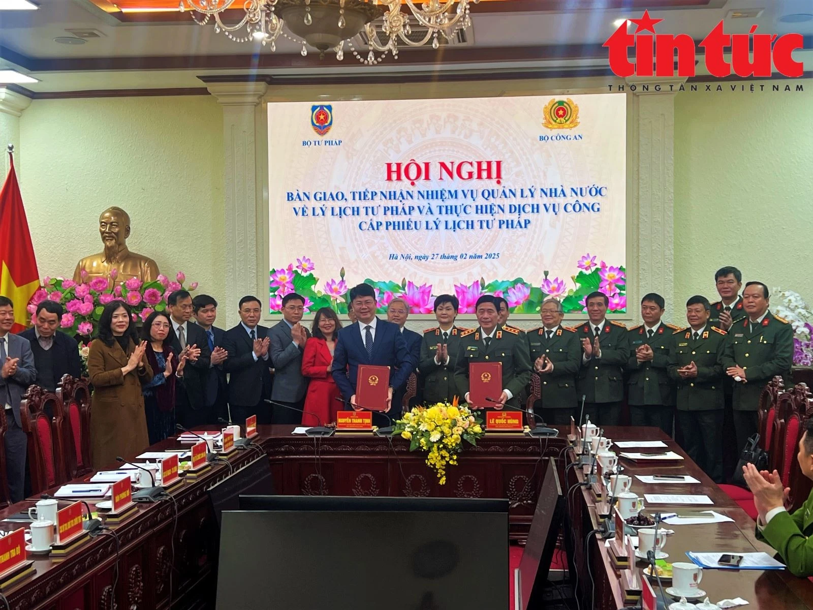 Hội nghị bàn giao nhiệm vụ quản lý nhà nước về lý lịch tư pháp và thực hiện dịch vụ công cấp Phiếu lý lịch tư pháp từ Bộ Tư pháp sang Bộ Công an.