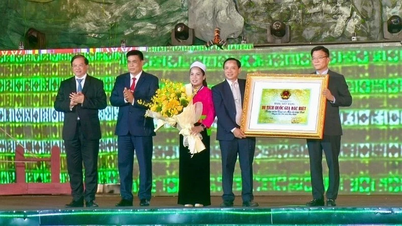 Phó Thủ tướng Lê Thành Long (phải) tặng Bằng di tích lịch sử Quốc gia đặc biệt Mái đá làng Vành và Hang xóm Trại, huyện Lạc Sơn, tỉnh Hòa Bình.