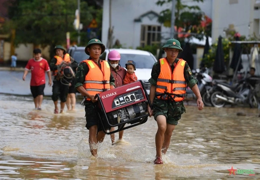 Hỗ trợ bà con di chuyển tài sản khỏi vùng ngập lụt.