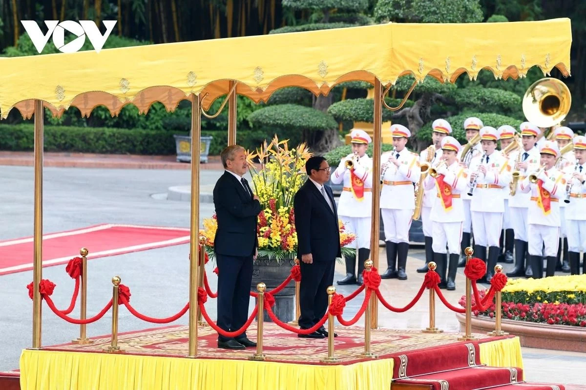 Hai Thủ tướng đứng trên bục danh dự, quân nhạc cử quốc thiều hai nước