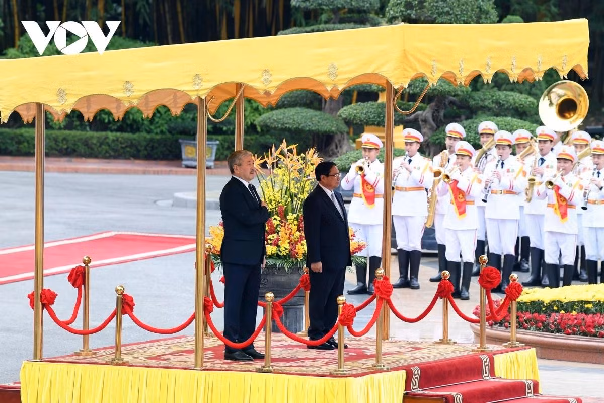 Hai Thủ tướng đứng trên bục danh dự, quân nhạc cử quốc thiều hai nước