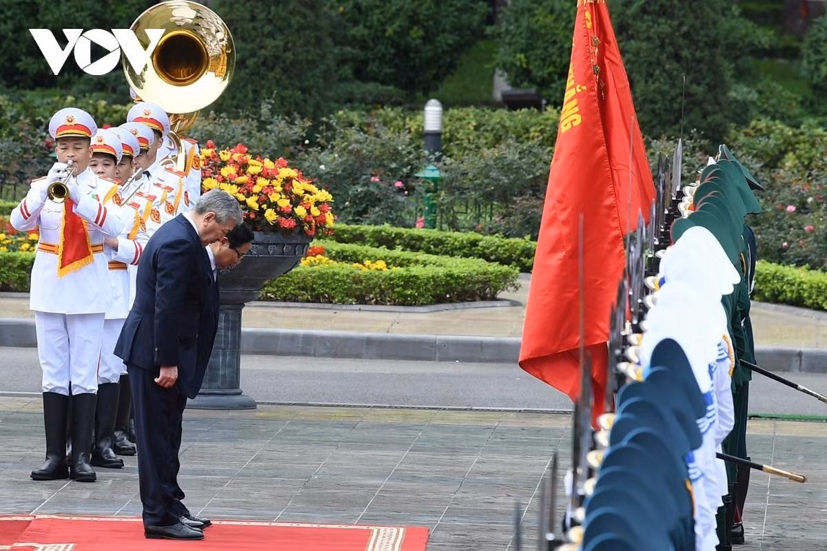 Hai Thủ tướng cúi chào Quân kỳ Quyết thắng của Quân đội nhân dân Việt Nam