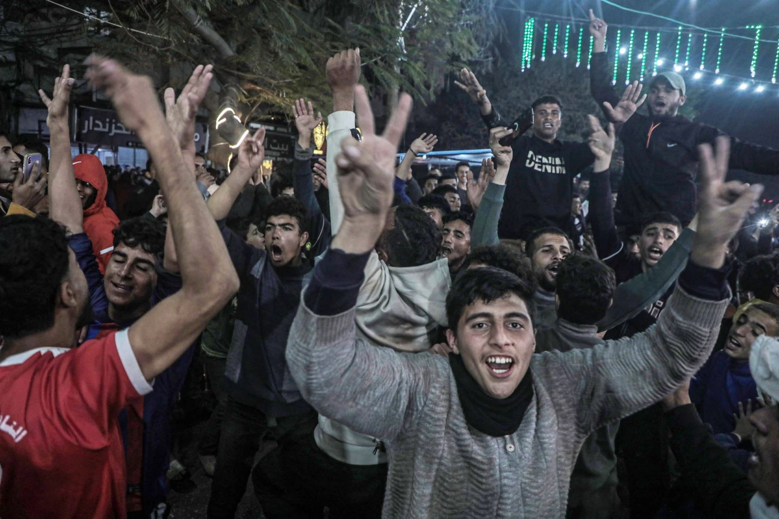 Người dân Palestine tại Dải Gaza vui mừng sau khi lực lượng Hamas và Israel đạt được thỏa thuận ngừng bắn. Ảnh: THX/TTXVN