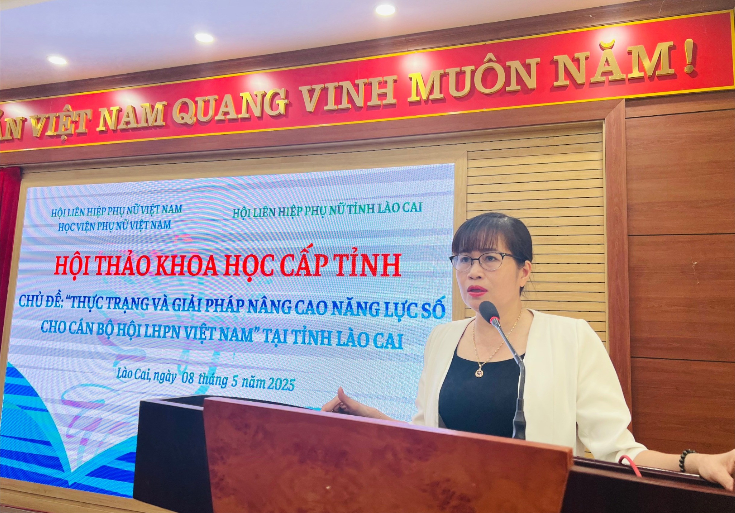 Đồng chí Đinh Minh Hà, Chủ tịch Hội LHPN tỉnh Lào Cai phát biểu khai mạc hội thảo. 2-dc-dinh-minh-ha-phat-bieu-khai-mac-hoi-thao-1755.jpg
