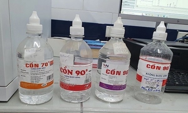 Cồn y tế rởm bệnh nhân sử dụng bị ngộ độc được mang đến Trung tâm Chống độc, Bệnh viện Bạch Mai. Cồn y tế rởm bệnh nhân sử dụng bị ngộ độc được mang đến Trung tâm Chống độc, Bệnh viện Bạch Mai.