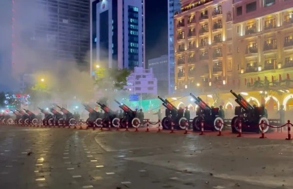 Đại bác khai hỏa tại bến Bạch Đằng tối 25/4.