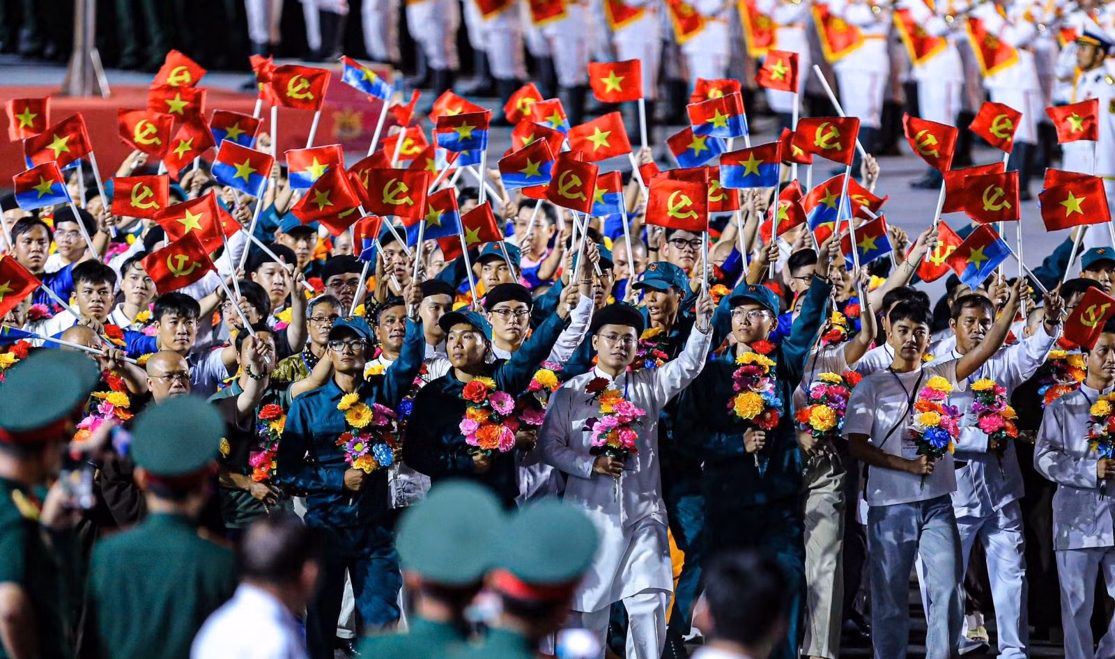 Đại diện các tầng lớp nhân dân tham gia diễu hành.