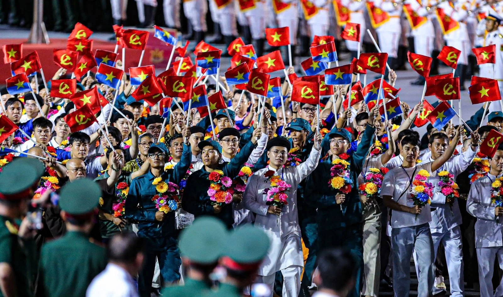 Đại diện các tầng lớp nhân dân tham gia diễu hành.