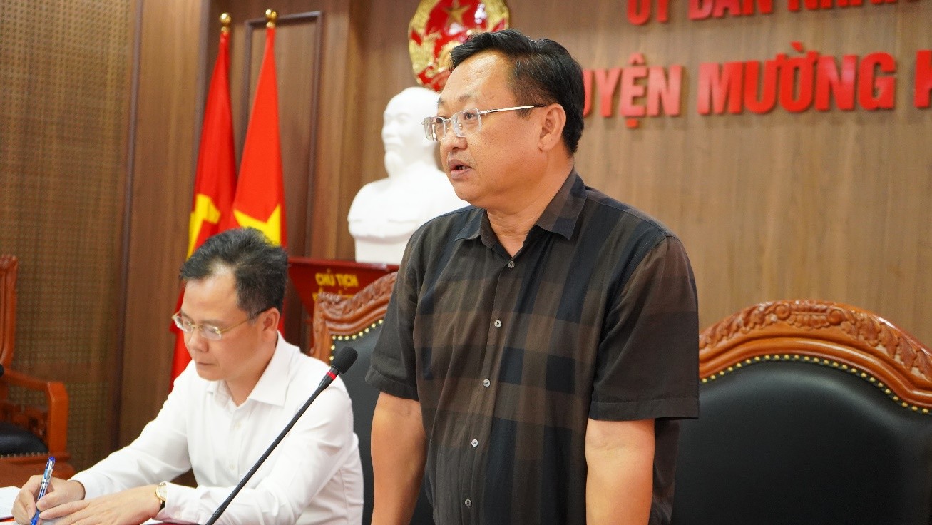 Đồng chí Giàng Seo Vần, Bí thư Huyện ủy Mường Khương chỉ rõ những khó khăn khi triển khai Đề án sắp xếp đơn vị hành chính cấp xã. mk3.jpg