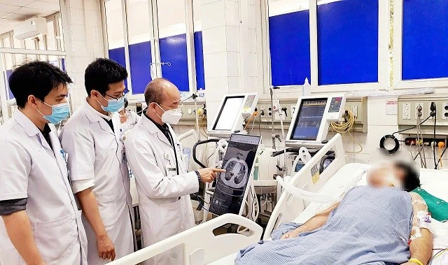 PGS. TS Đỗ Duy Cường - Viện trưởng Viện Y học nhiệt đới, Bệnh viện Bạch Mai cùng các bác sĩ đánh giá biến chứng viêm phổi ở bệnh nhân sởi. Ảnh: Bệnh viện Bạch Mai