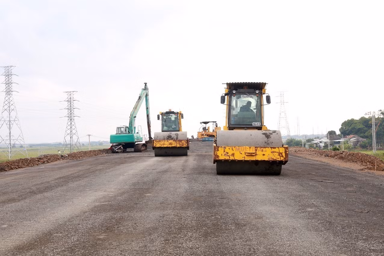 Thi công mặt đường cao tốc tại dự án thành phần Chí Thạnh - Vân Phong. Ảnh: Xuân Triệu/TTXVN.