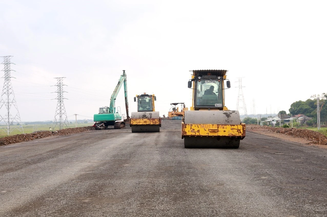 Thi công mặt đường cao tốc tại dự án thành phần Chí Thạnh - Vân Phong. Ảnh: Xuân Triệu/TTXVN.