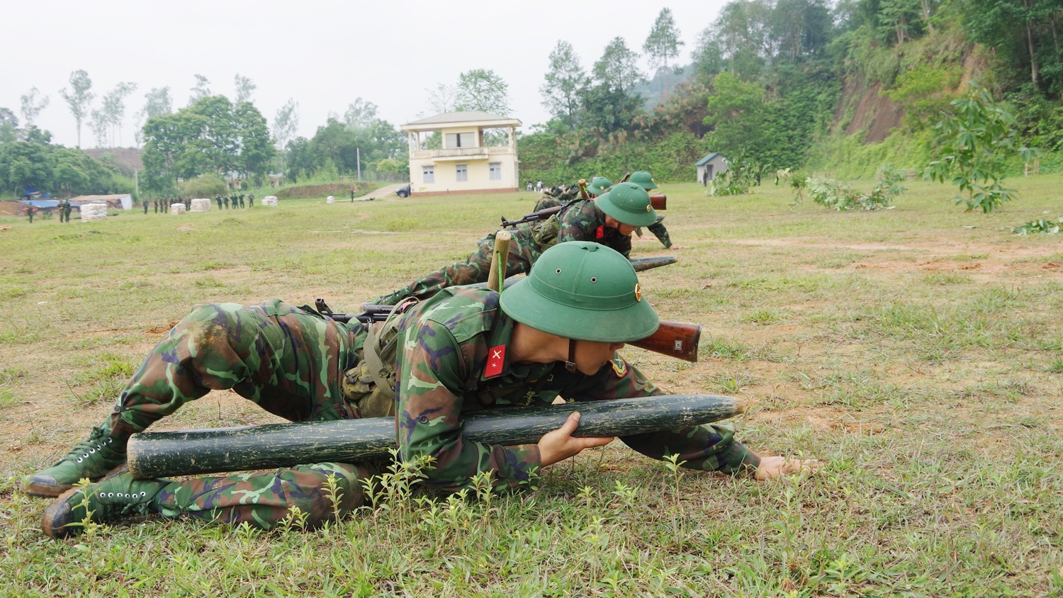 Chiến sĩ mới luyện tập trên thao trường. luyen-t-p.jpg