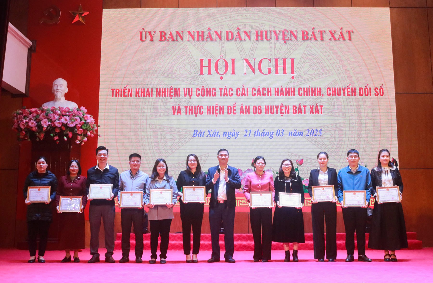 khen-thuong-cac-tap-the-ca-nhan-co-thanh-tich-tieu-bieu-trong-cong-tac-cai-cach-hanh-chinh-chuyen-doi-so-va-thuc-hien-de-an-06-nam-2024.jpg