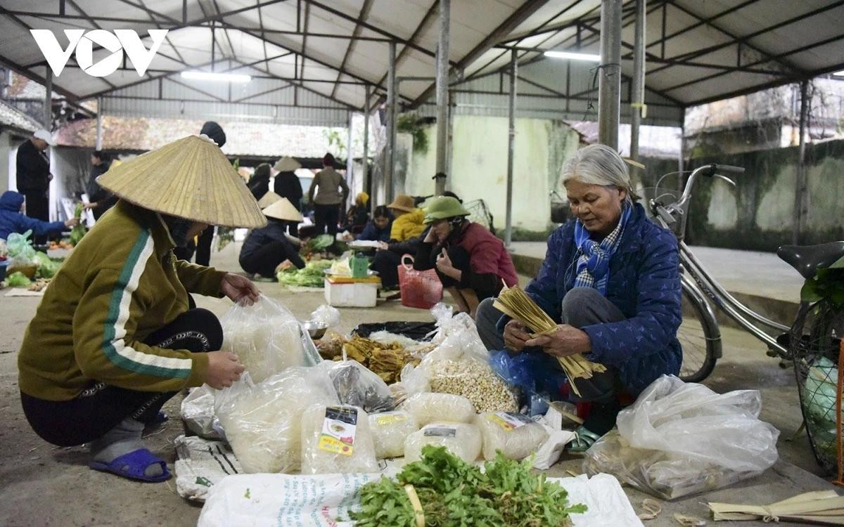 Niềm hạnh phúc của cô là được theo mẹ đi chợ quê sắm Tết (Ảnh minh họa) Niềm hạnh phúc của cô là được theo mẹ đi chợ quê sắm Tết (Ảnh minh họa)