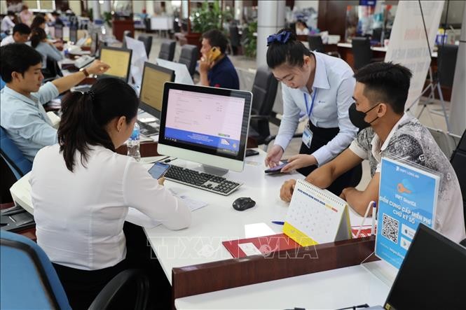 Các chuyên viên Trung tâm Phục vụ hành chính công tỉnh Long An hỗ trợ người dân, doanh nghiệp tạo lập tài khoản và đăng ký chữ ký số để làm thủ tục hành chính trực tuyến. Ảnh: Minh Hưng/TTXVN Các chuyên viên Trung tâm Phục vụ hành chính công tỉnh Long An hỗ trợ người dân, doanh nghiệp tạo lập tài khoản và đăng ký chữ ký số để làm thủ tục hành chính trực tuyến. Ảnh: Minh Hưng/TTXVN