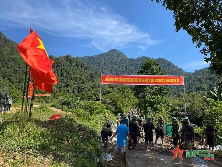 Cán bộ, chiến sĩ Sư đoàn 316 hỗ trợ xã Minh Hương (Hàm Yên,Tuyên Quang) đổ bê tông đường giao thông nông thôn. Ảnh: Đơn vị cung cấp