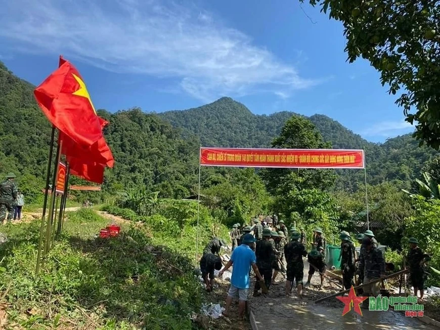 Cán bộ, chiến sĩ Sư đoàn 316 hỗ trợ xã Minh Hương (Hàm Yên,Tuyên Quang) đổ bê tông đường giao thông nông thôn. Ảnh: Đơn vị cung cấp