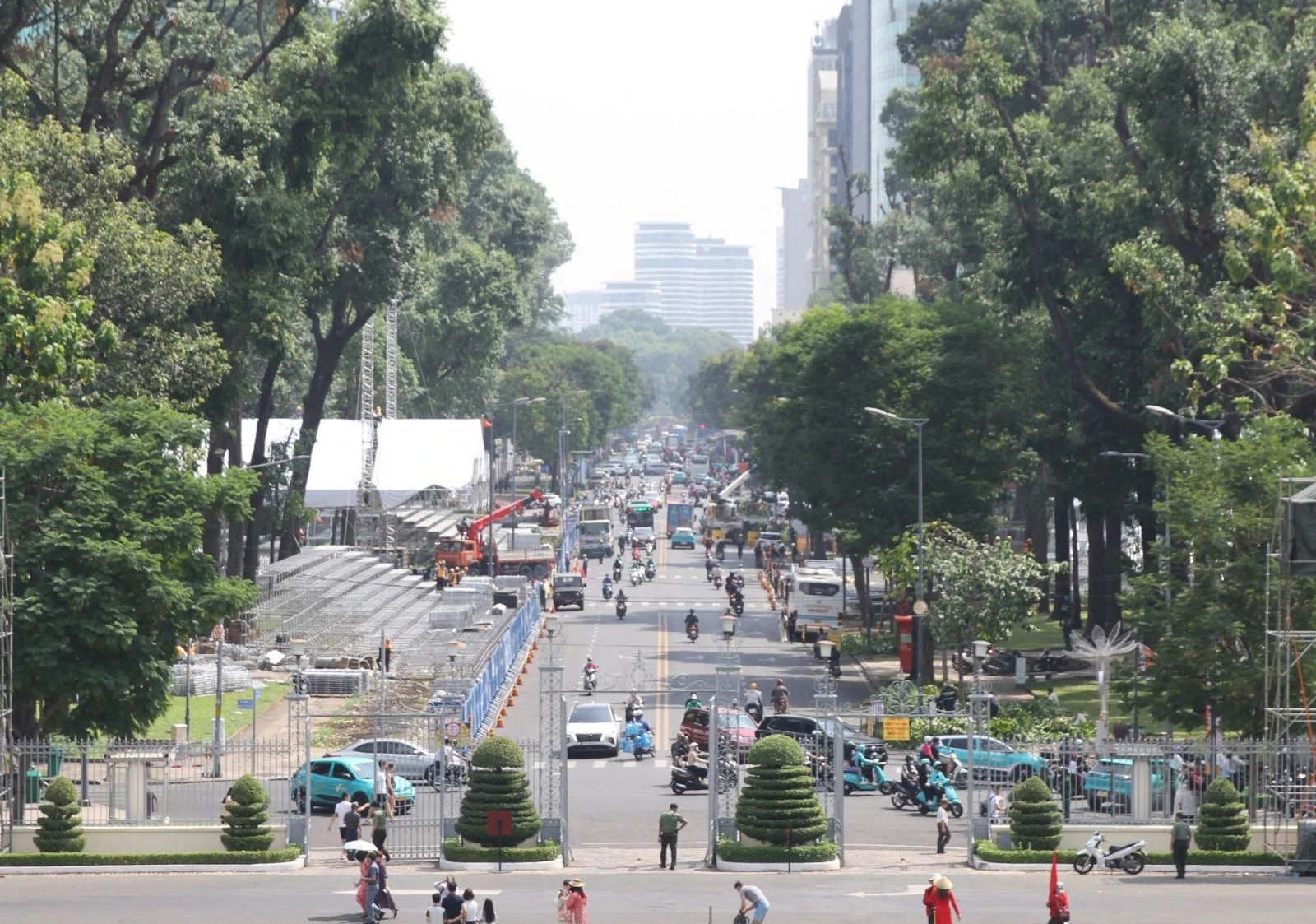 Công nhân đang hối hả thi công trên tuyến đường Lê Duẩn để chuẩn bị cho Lễ diễu binh, diễu hành dịp 30/4.