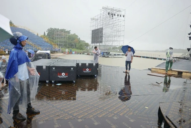 Đội thi công sân khấu buộc phải tháo dỡ hiện trường. (Ảnh: BTC)