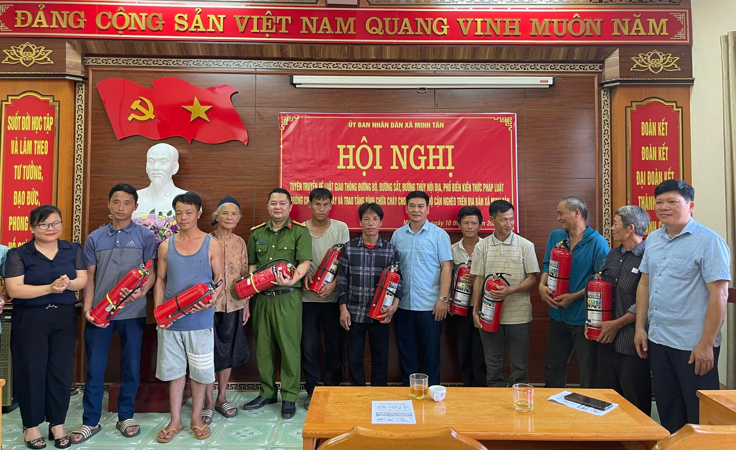 Trao tặng bình chữa cháy cho hộ nghèo, cận nghèo trên địa bàn xã Minh Tân.jpg