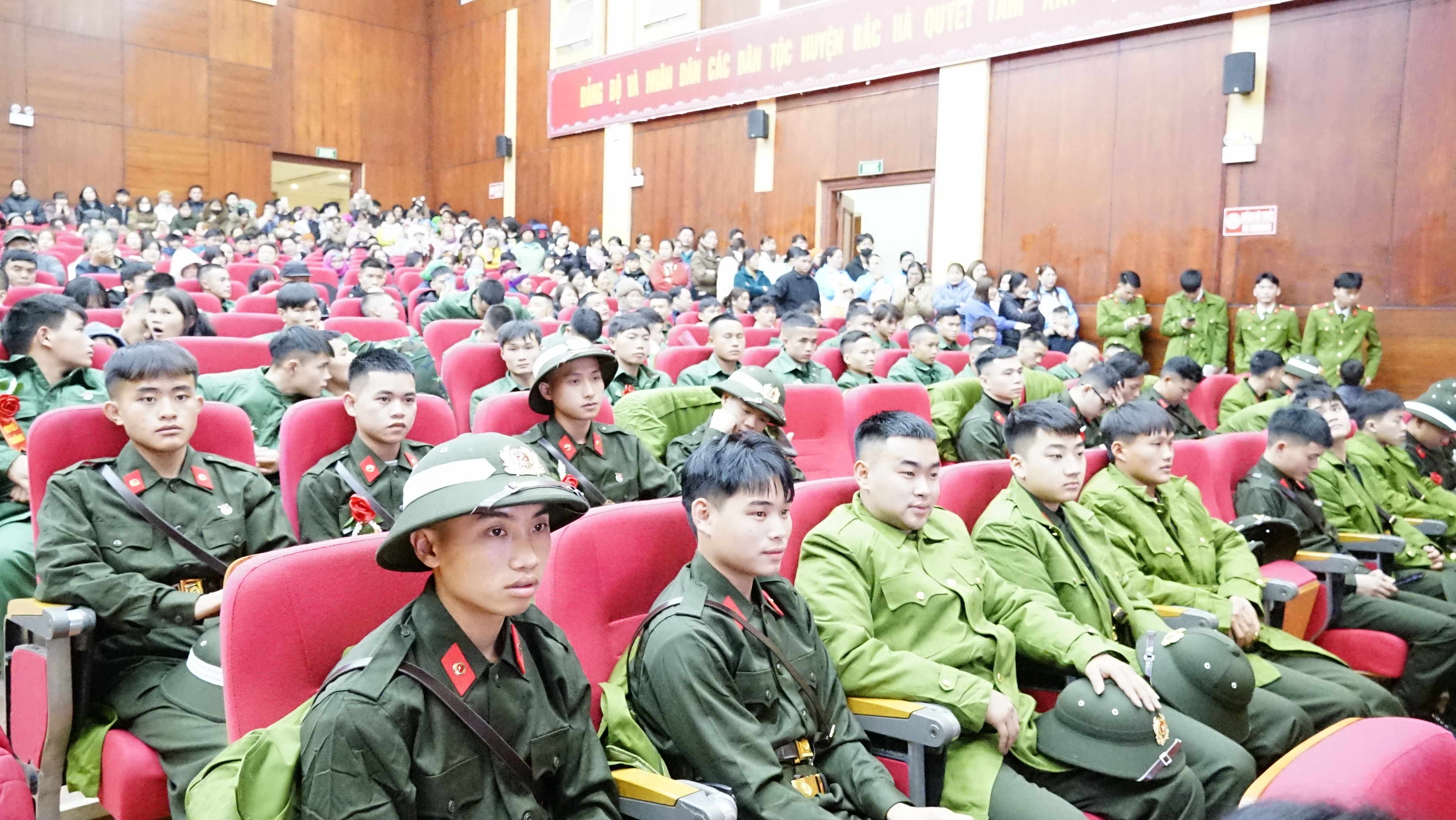 Các tân binh hào hứng tham dự chương trình. dsc8168.jpg