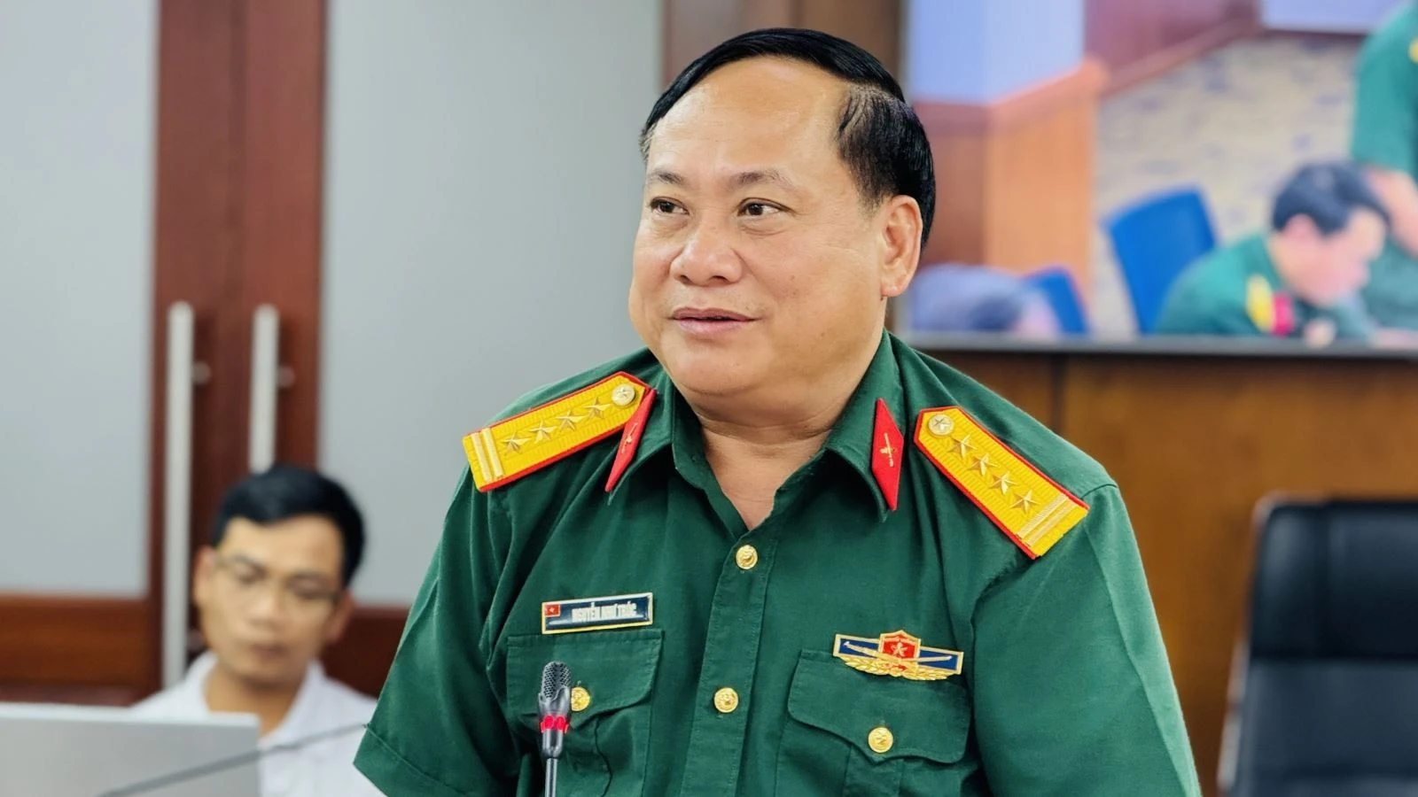 Đại tá Nguyễn Như Trúc, Phó Chủ nhiệm Chính trị Quân khu 7 trả lời báo chí vào chiều 10/4.