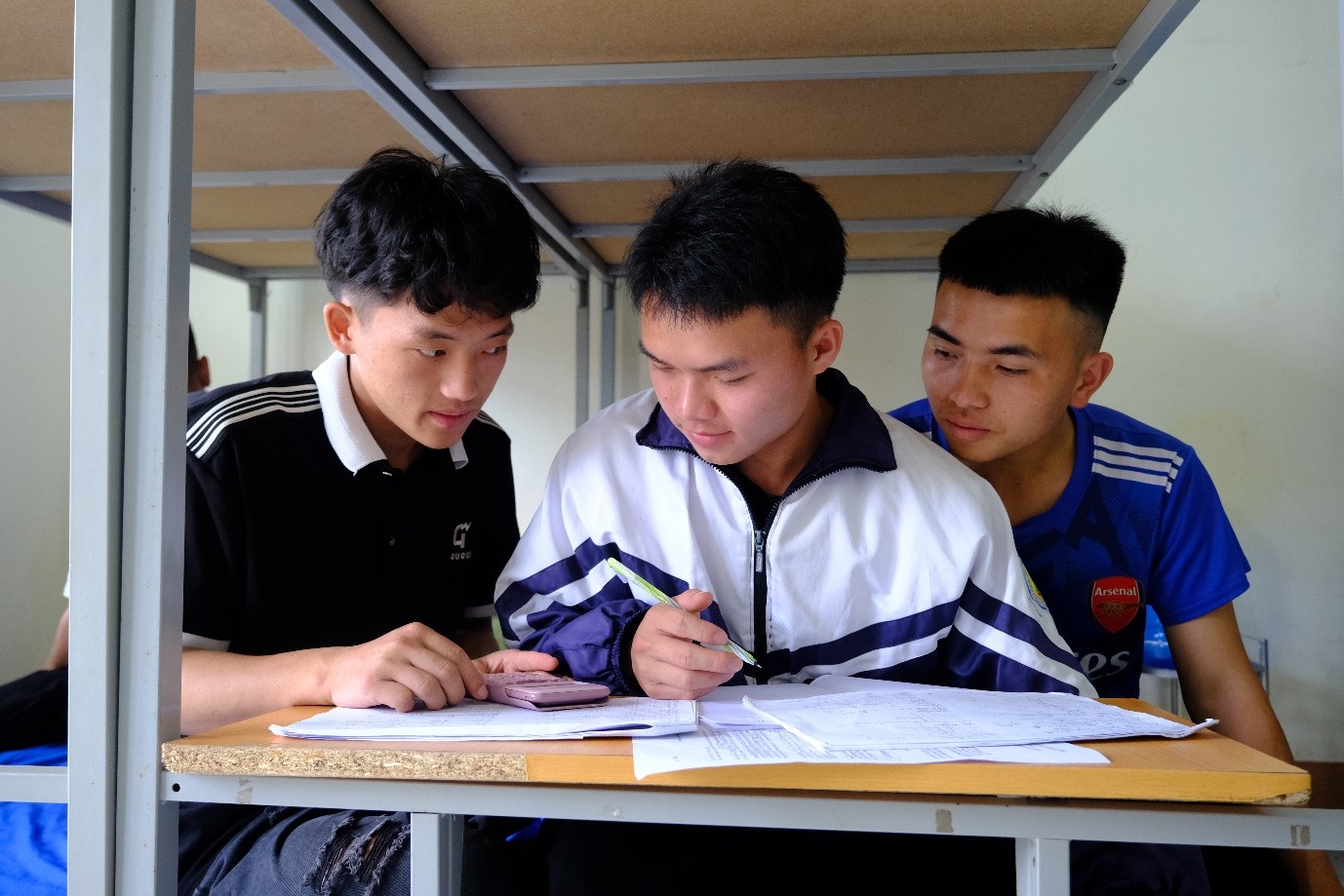 Thào Sỉ (ngồi giữa) nỗ lực trong học tập. mk1.jpg