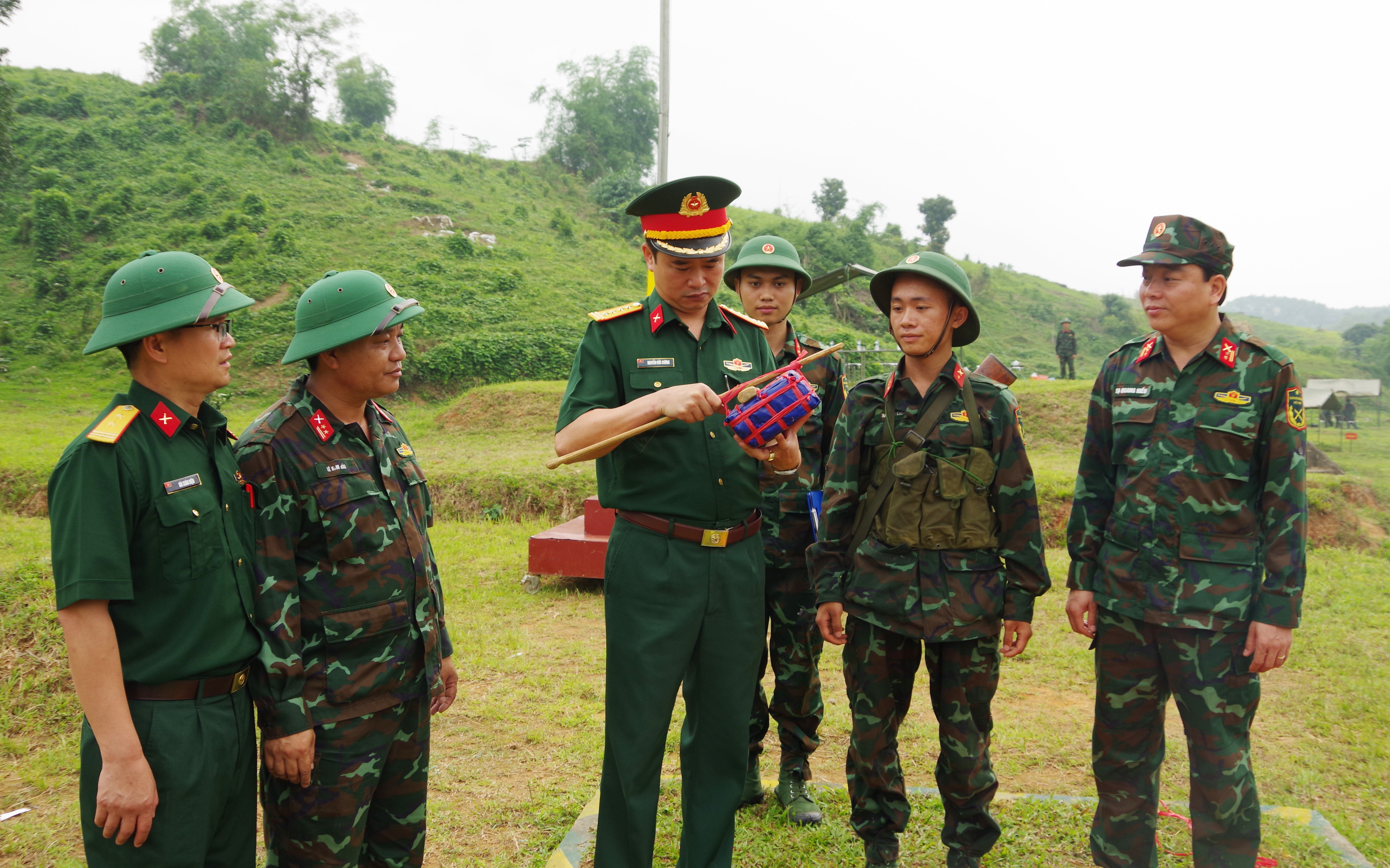Thủ trưởng Bộ CHQS tỉnh kiểm tra kỹ thuật gói buộc lượng nổ. cu2.jpg