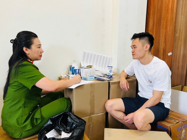 Cán bộ Công an TP Hà Nội làm việc với đối tượng Phạm Ngọc Tiến. Cán bộ Công an TP Hà Nội làm việc với đối tượng Phạm Ngọc Tiến.