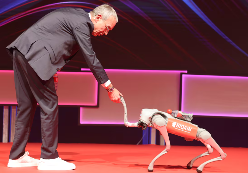 Một robot được điều khiển bằng công nghệ lượng tử bắt tay với Giám đốc Hiệp hội Công nghệ và Đổi mới thuộc Hội đồng Tỉnh Bizkaia (Tây Ban Nha) trong một sự kiện vào tháng 9/2024. Ảnh: El Pais Một robot được điều khiển bằng công nghệ lượng tử bắt tay với Giám đốc Hiệp hội Công nghệ và Đổi mới thuộc Hội đồng Tỉnh Bizkaia (Tây Ban Nha) trong một sự kiện vào tháng 9/2024. Ảnh: El Pais