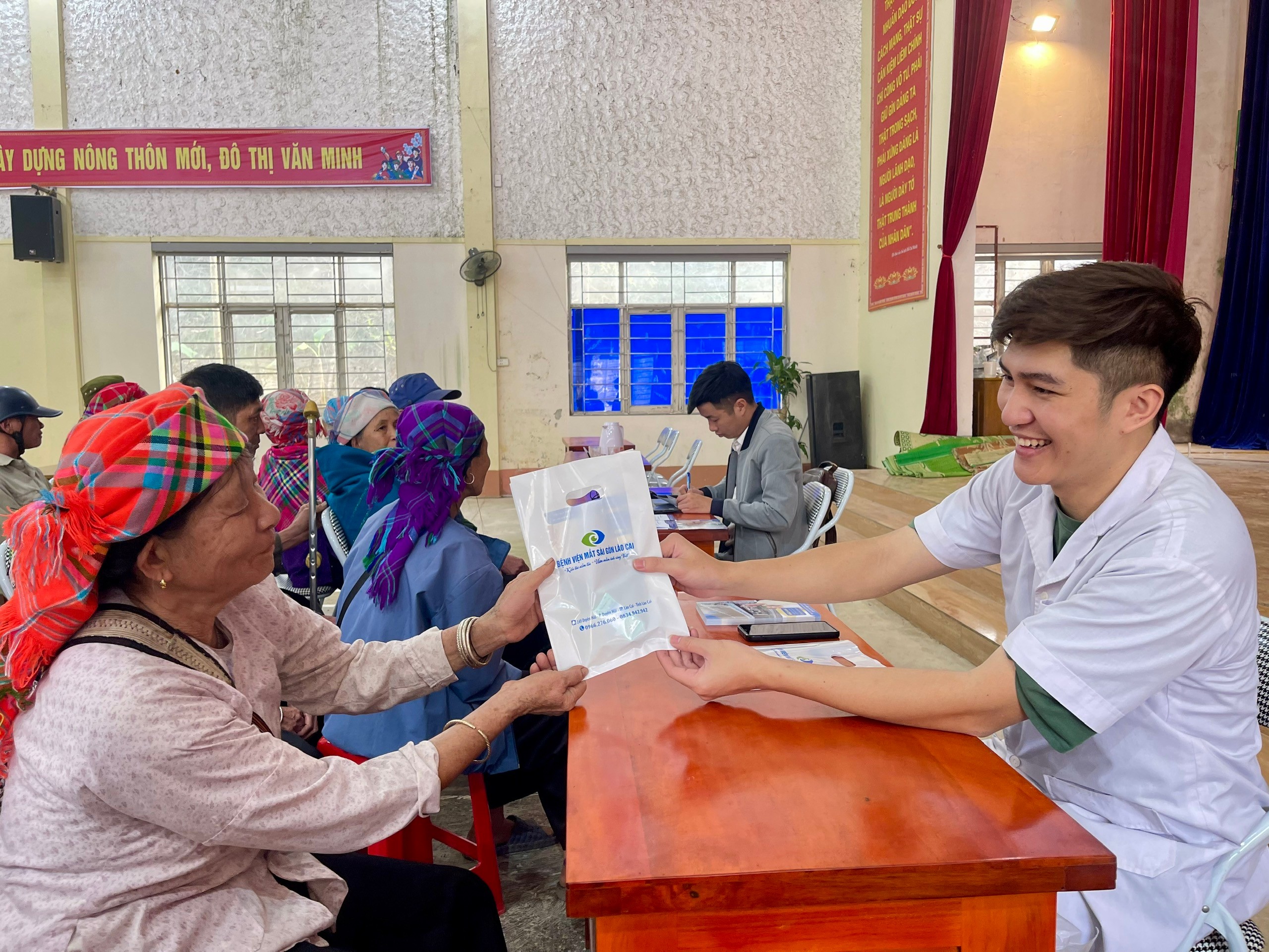 Ngoài thăm khám, người dân còn được cấp phát thuốc miễn phí. cap-pahst-thuoc-mien-phi.jpg