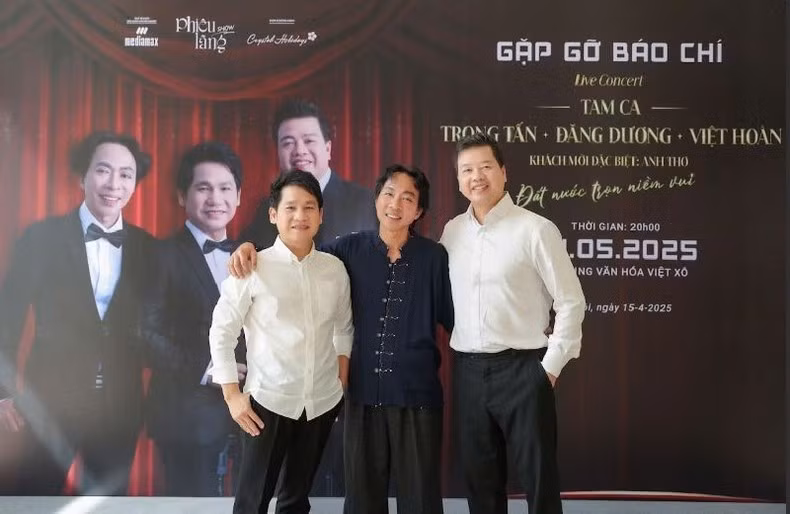 "Đất nước trọn niềm vui" là liveshow thứ 3 của tam ca hát nhạc đỏ nổi tiếng.