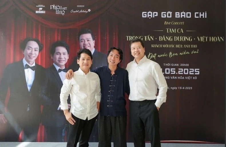 "Đất nước trọn niềm vui" là liveshow thứ 3 của tam ca hát nhạc đỏ nổi tiếng.