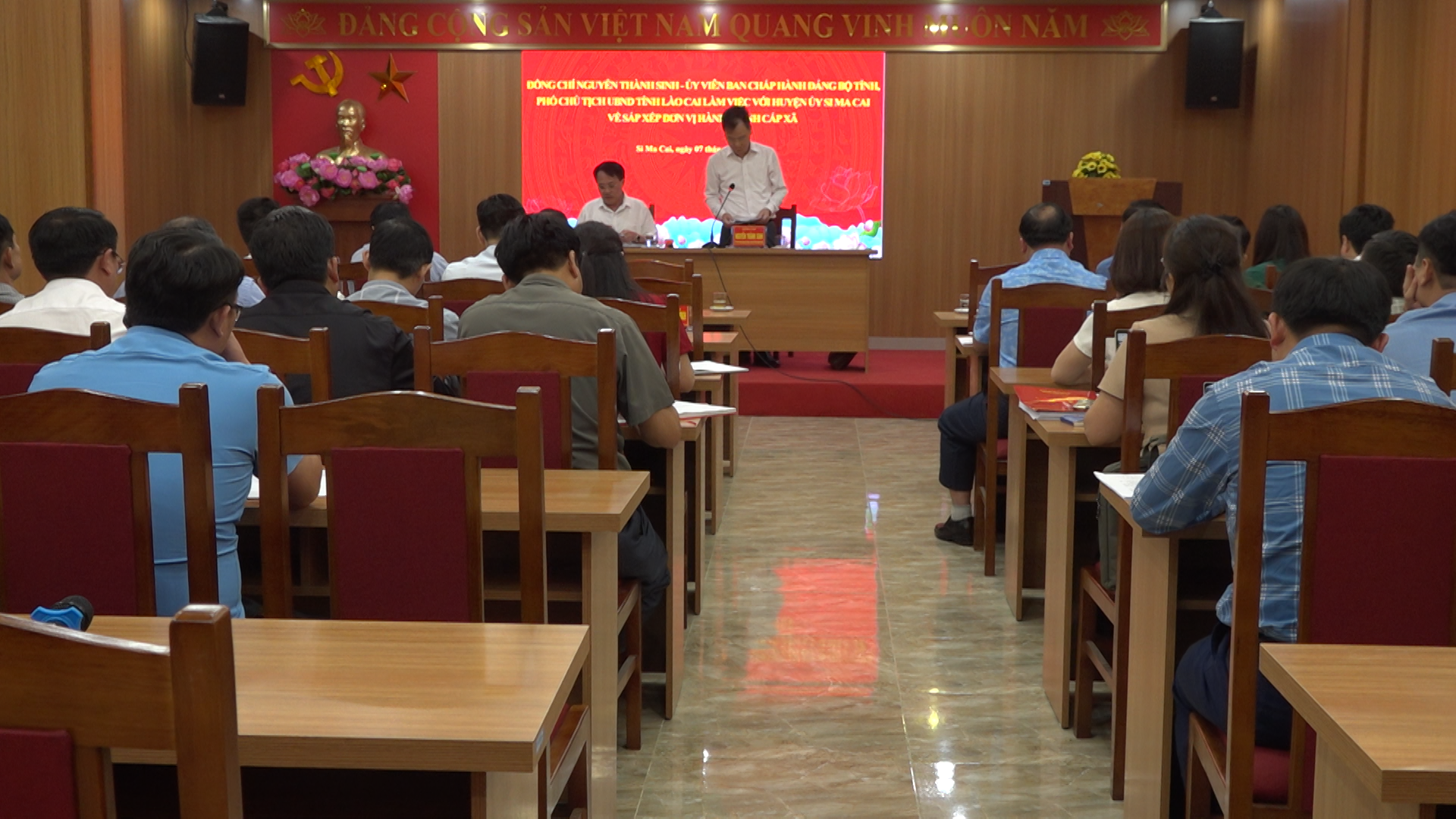 Quang cảnh buổi làm việc. thanh-00-32-13-20still026.png