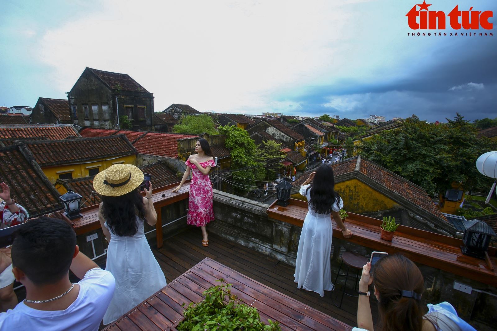 Những căn nhà với mái ngói phong sương trong phố cổ Hội An luôn là điểm đến yêu thích của giới trẻ, họ tìm đến để săn lùng kỷ niệm với phố cổ từ trên cao. Những căn nhà với mái ngói phong sương trong phố cổ Hội An luôn là điểm đến yêu thích của giới trẻ, họ tìm đến để săn lùng kỷ niệm với phố cổ từ trên cao.