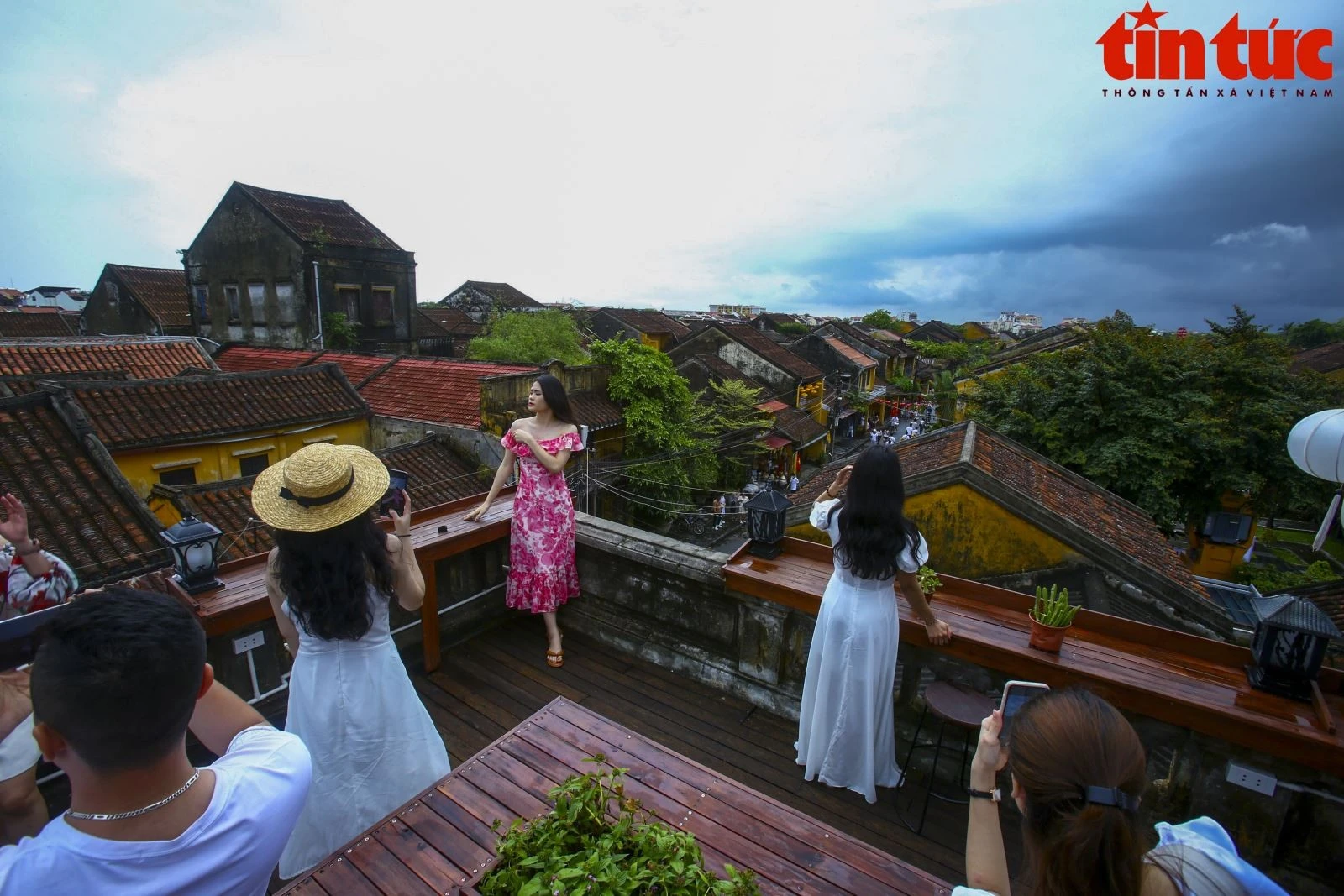 Những căn nhà với mái ngói phong sương trong phố cổ Hội An luôn là điểm đến yêu thích của giới trẻ, họ tìm đến để săn lùng kỷ niệm với phố cổ từ trên cao.